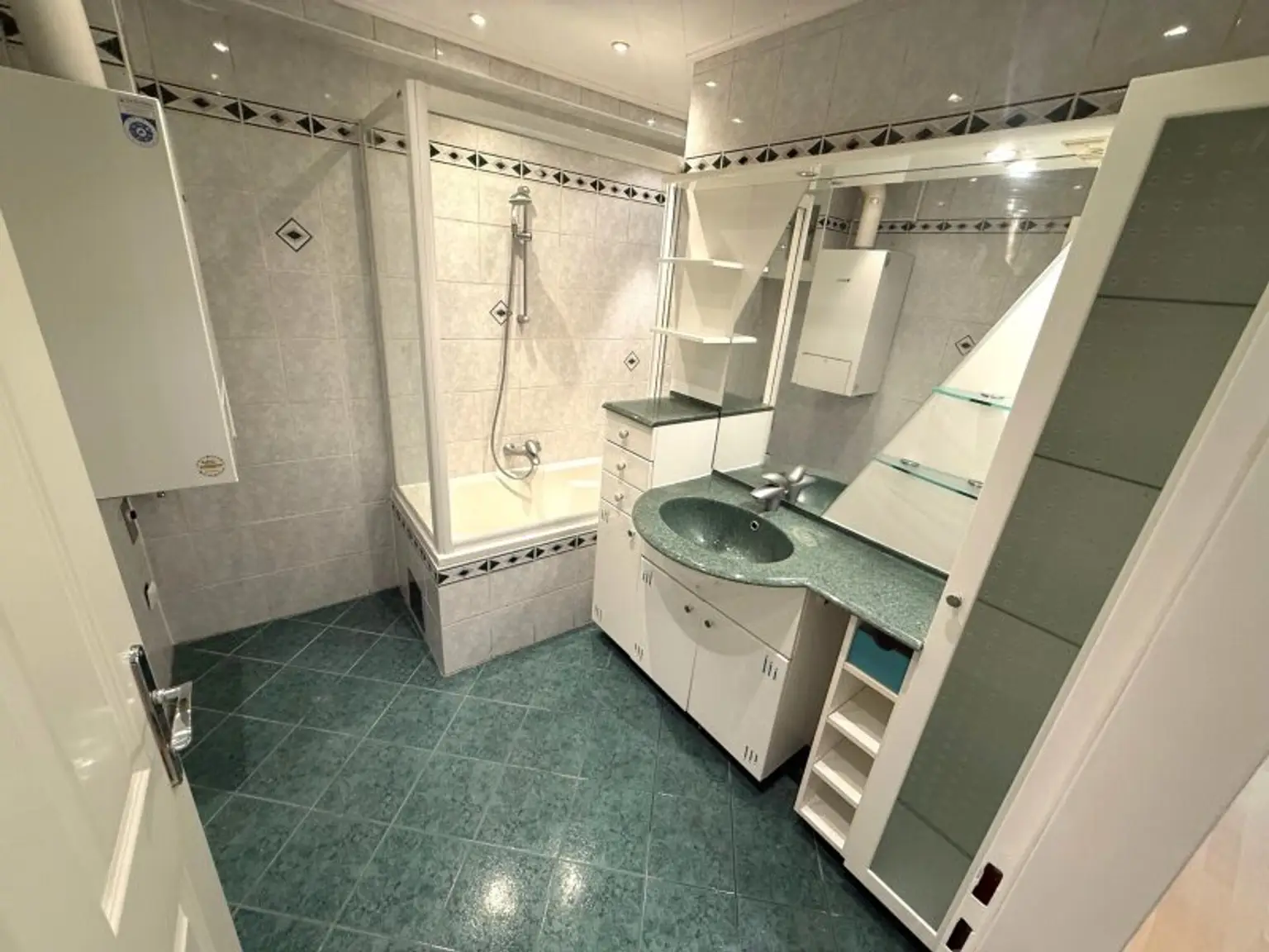 Nur ca. € 4.000 pro m² - 3 Zimmer DG-Wohnung  -  2 Gehminuten zur U3 Station Johnstraße