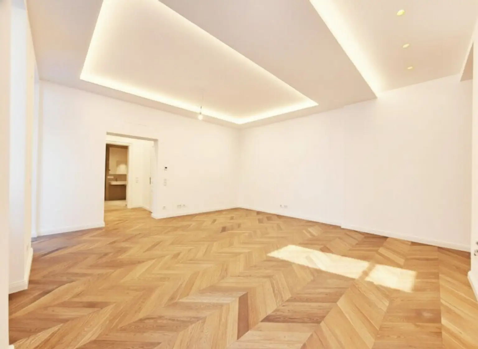 große Wohnküche mit Ausgang auf Balkon 1