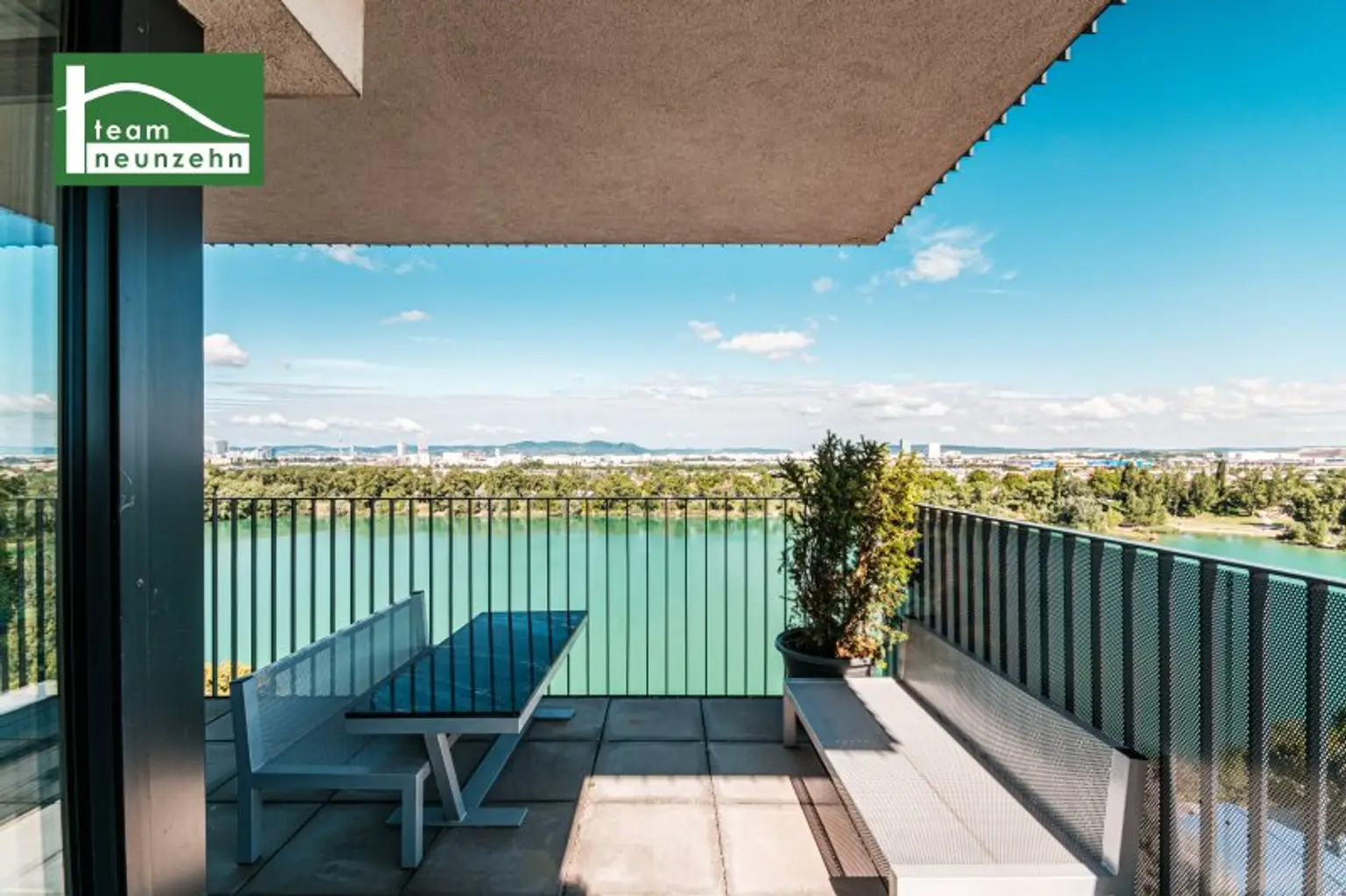 Bestlage am Wasser - direkt beim Hirschstettner Badeteich mit vermutlich der besten Aussicht Wiens! Ein Balkon zum Verlieben!