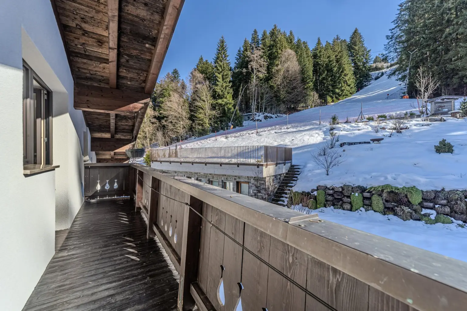 Südbalkon mit Blick auf die Skipiste