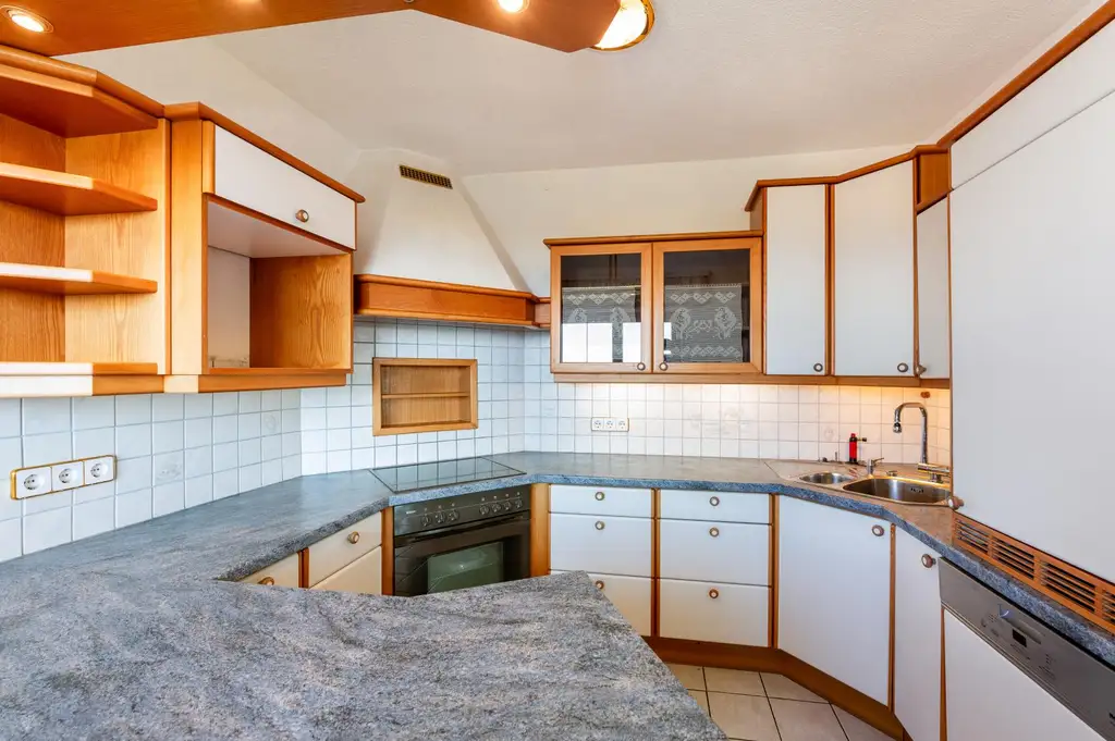 Einfamilienhaus mit Einliegerwohnung, Garage, Carports und Ausblick!