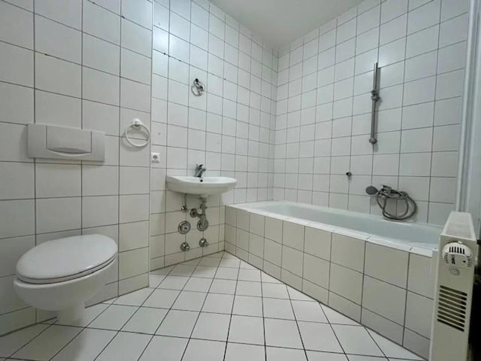 Schöne 2-Zimmer-Dachgeschoss-Wohnung mit Balkon und Parkplatz