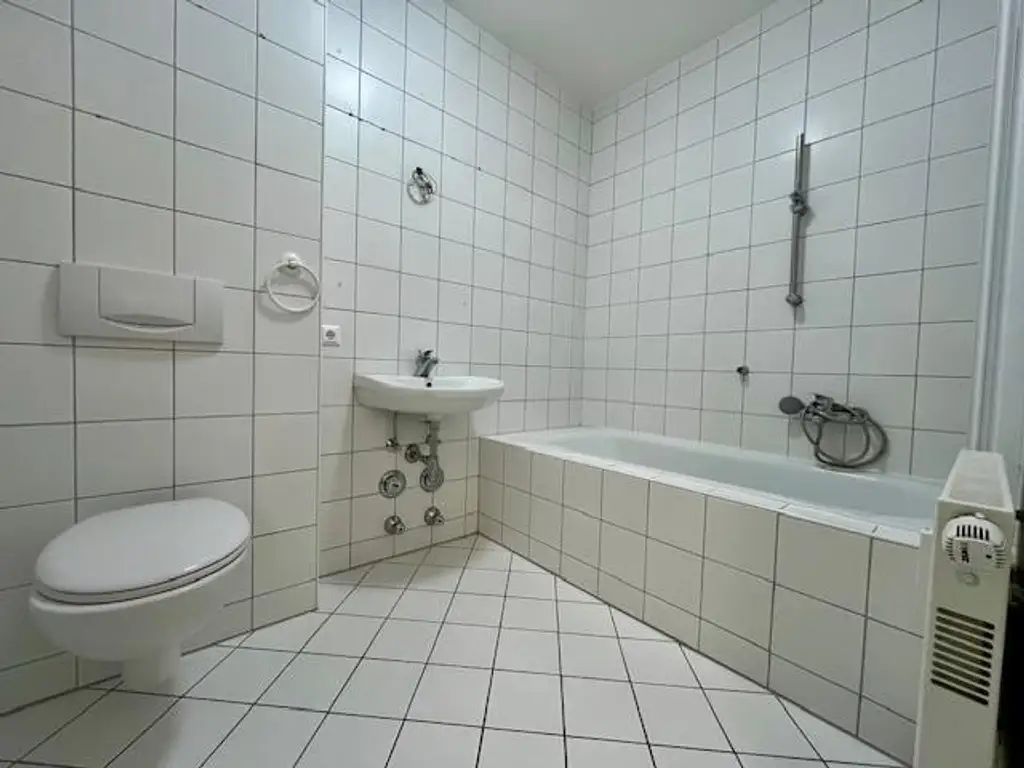 Schöne 2-Zimmer-Dachgeschoss-Wohnung mit Balkon und Parkplatz