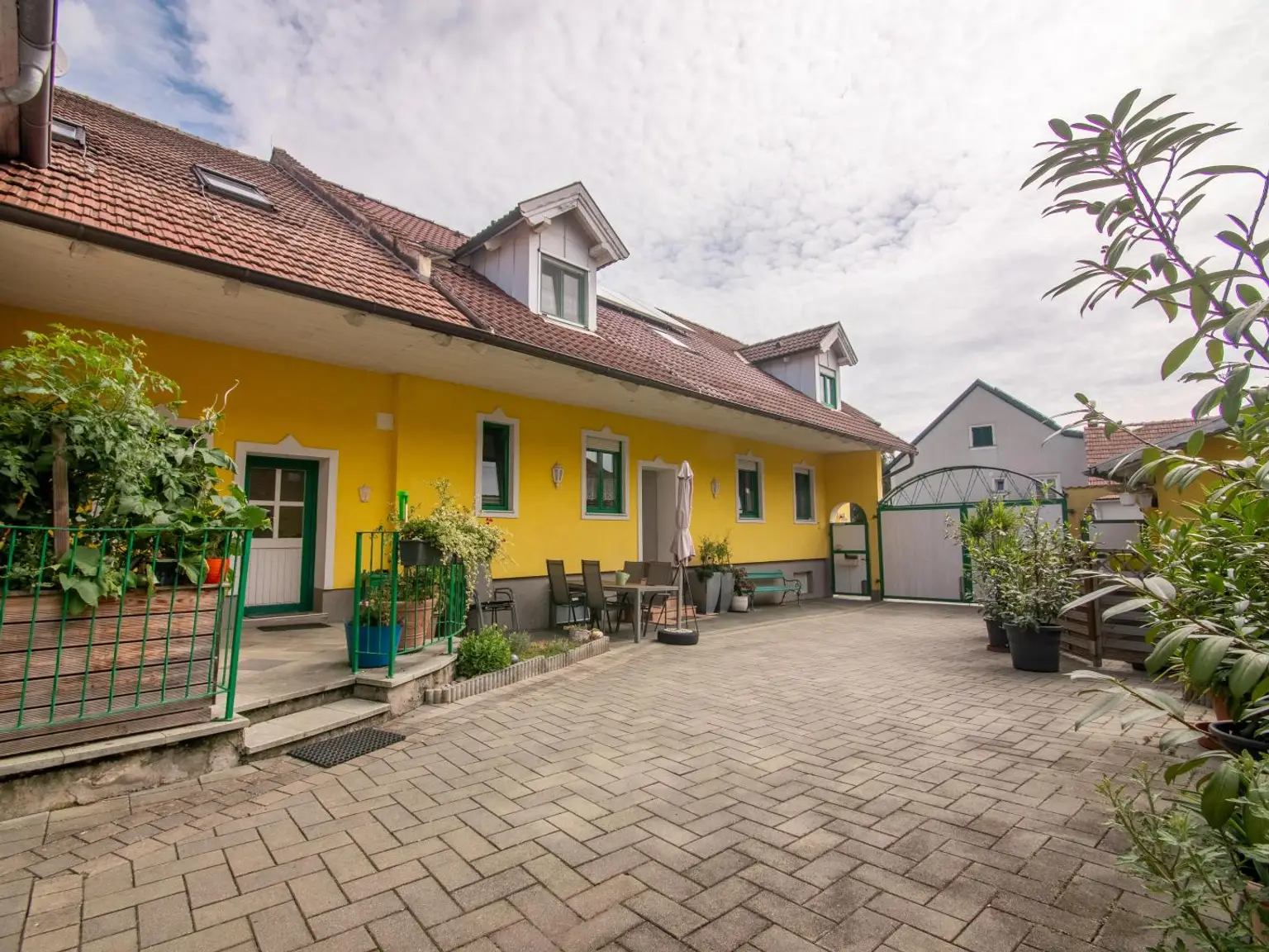 Großes Wohnhaus mit Heurigenlokal / 5 Gästezimmern und einem Miethaus
