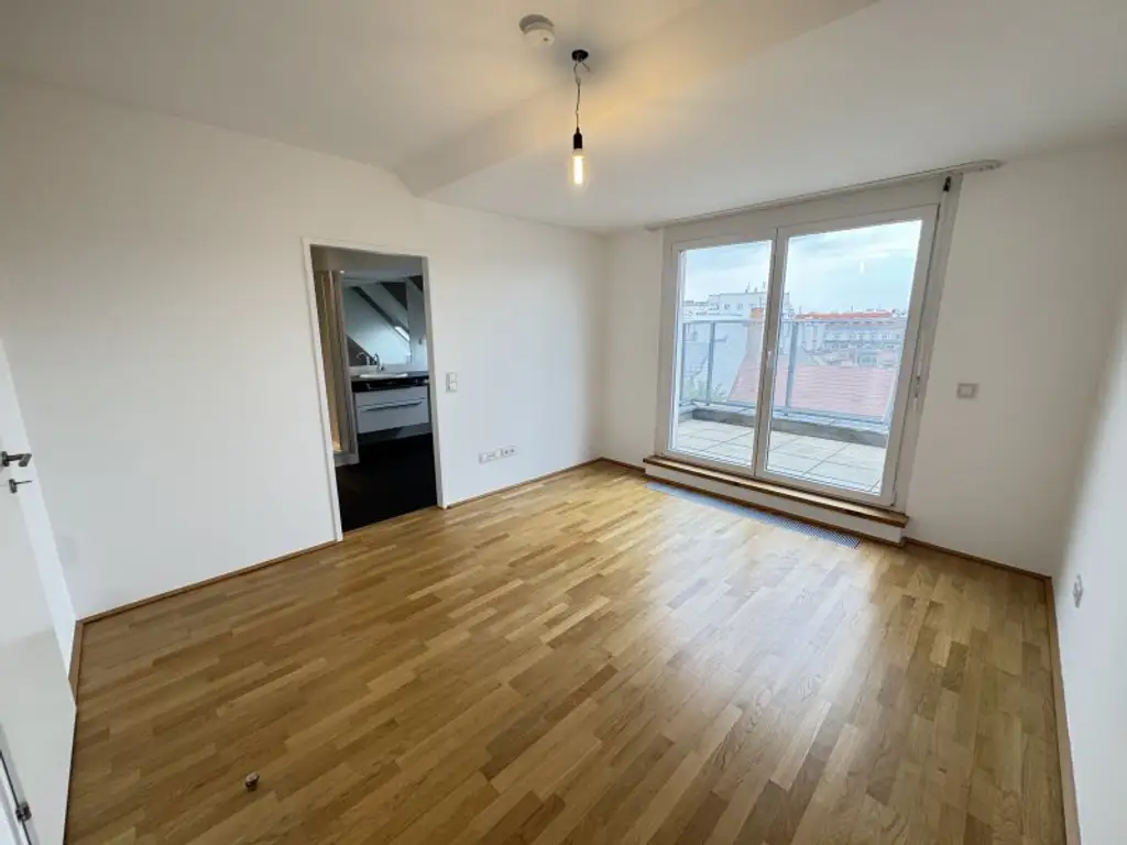 Exklusive Dachgeschoßwohnung mit Terrasse beim Stadtpark - Ab sofort verfügbar!
