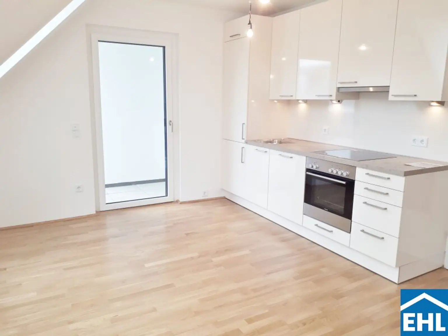 Geräumige Dachgeschosswohnung mit Balkon im Herzen Magaretens