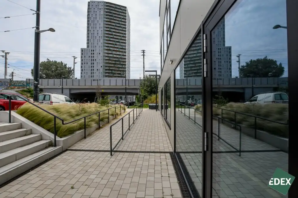 Erstbezug | Moderne Gewerbefläche mit hoher Sichtbarkeit und Terrasse auf zwei Etagen - unbefristet