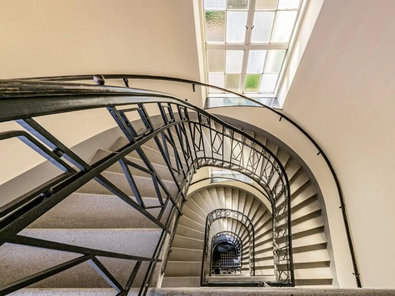 Stilvolle Familienwohnung am Fuß des Küniglbergs - 4 Zimmer getrennt begehbar - Balkon, Klima, Gartennutzung