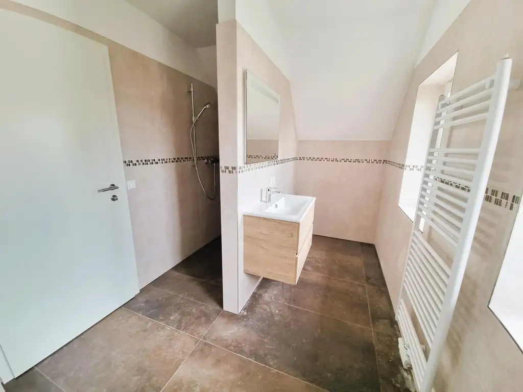 Erstbezug! Moderne 2-Zi.-Dachgeschoß-Wohnung mit großen Balkon
