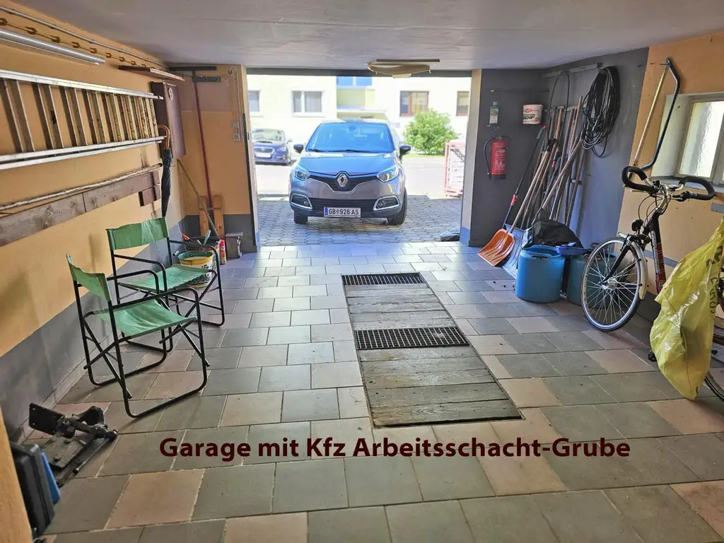 Einfamilienhaus mit Garage und Terrasse.