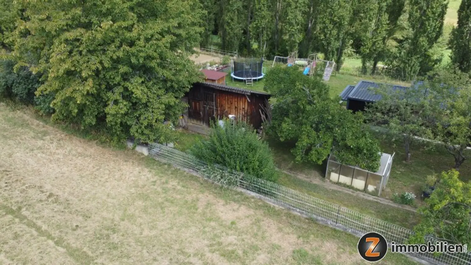 Unterkellertes Einfamilienhaus mit Garage und Obstbaumbestand