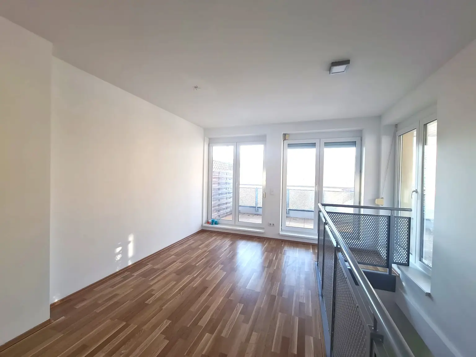 Wundeschöne Maisonettenwohnung mit Dachterrasse, Garten und Carport!
