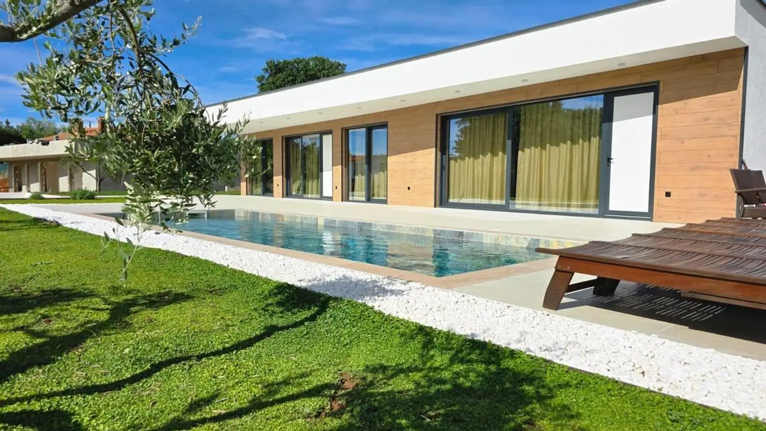 B9A85AD9-AE16-49BA-B98E-39423A2199D8_1_105_c