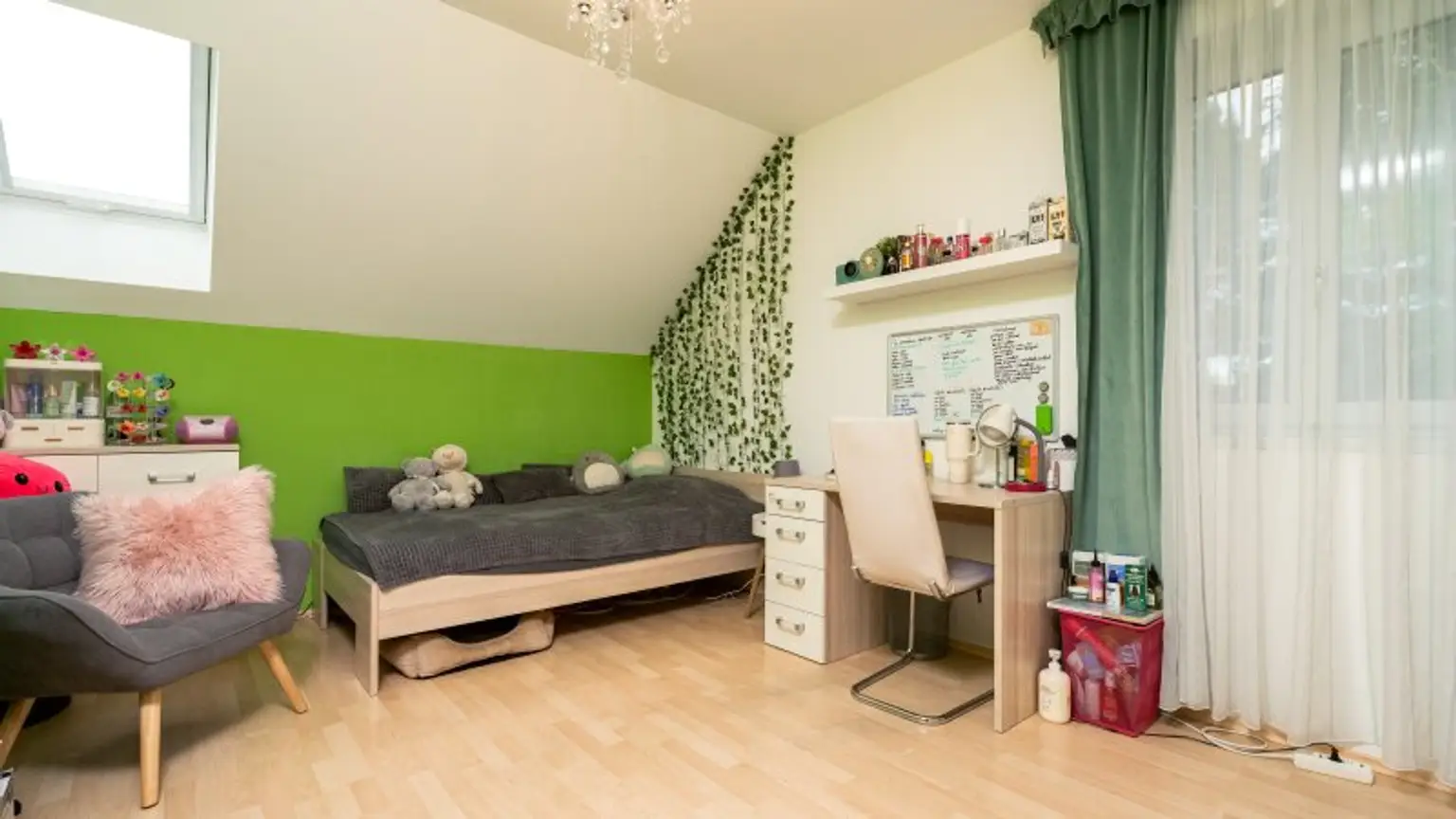! "take your bags and move in" ! 4,5 Zimmer, Terrasse, Garage & Pool! Grünruhelage!