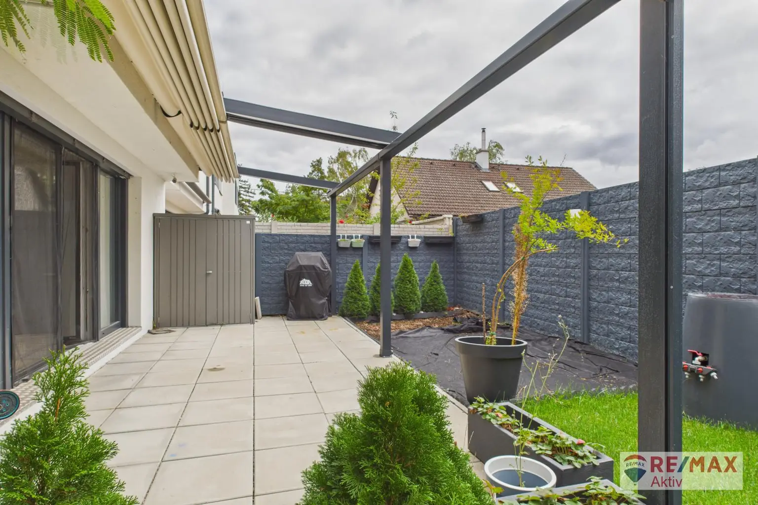 Modernes Reihenhaus mit Dachterrasse, Garten & PV-Anlage