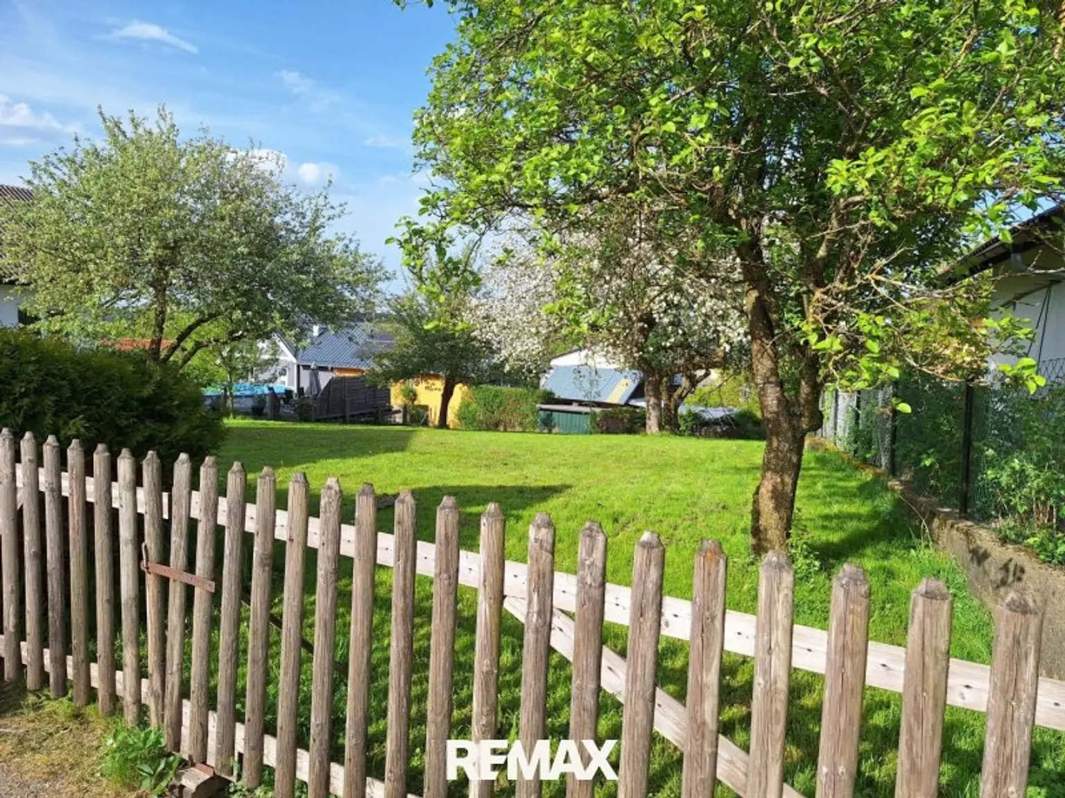 Einfahrtstor mit Blick auf den Grund