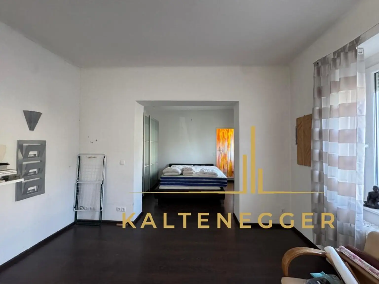 Sonnenbeschienenes Grundstück mit Blick auf die Hohe Wand - ein ländliches Mehrfamilienhaus und ein Einfamilienhaus