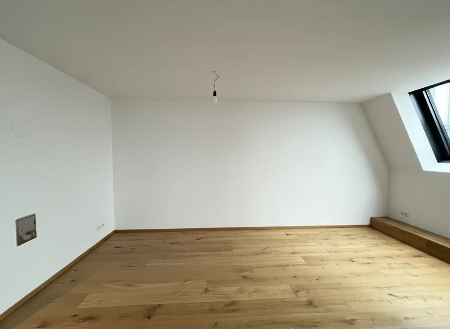 UNBEFRISTET: Klimatisierte Dachgeschosswohnung mit Balkon und Loggia