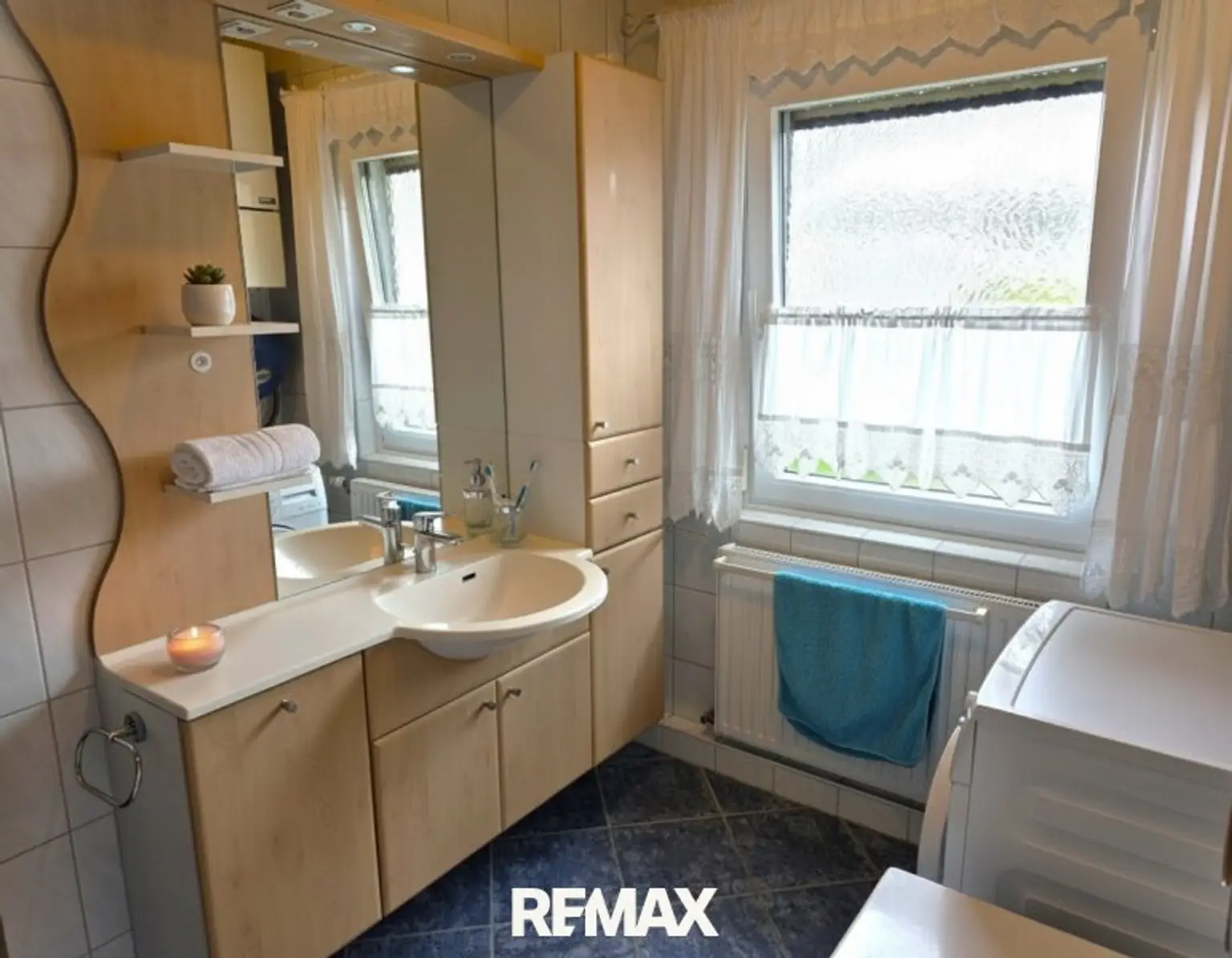 Großes Bad m. Wanne, Waschm. u. Therme