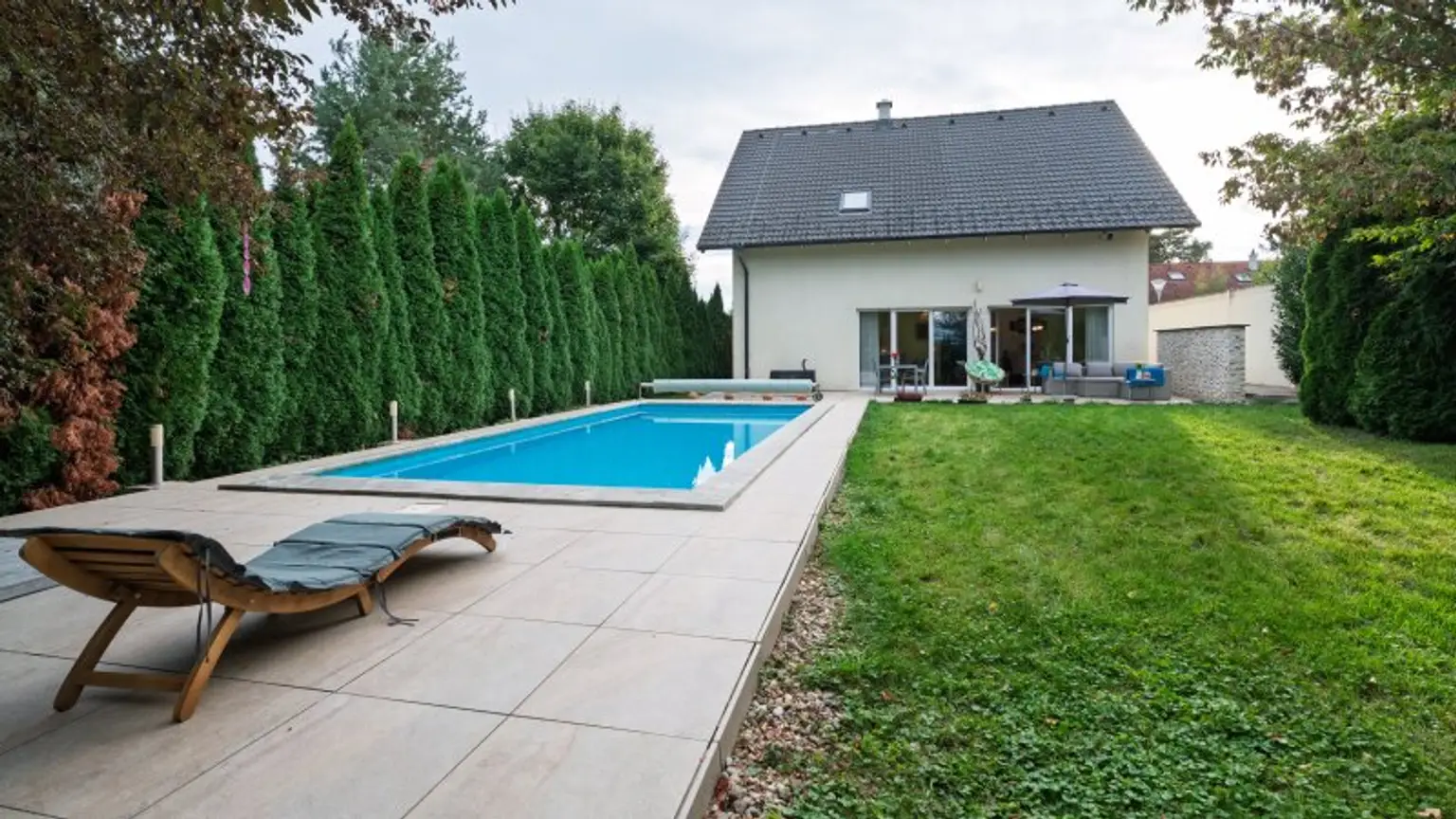! "take your bags and move in" ! 4,5 Zimmer, Terrasse, Garage & Pool! Grünruhelage!