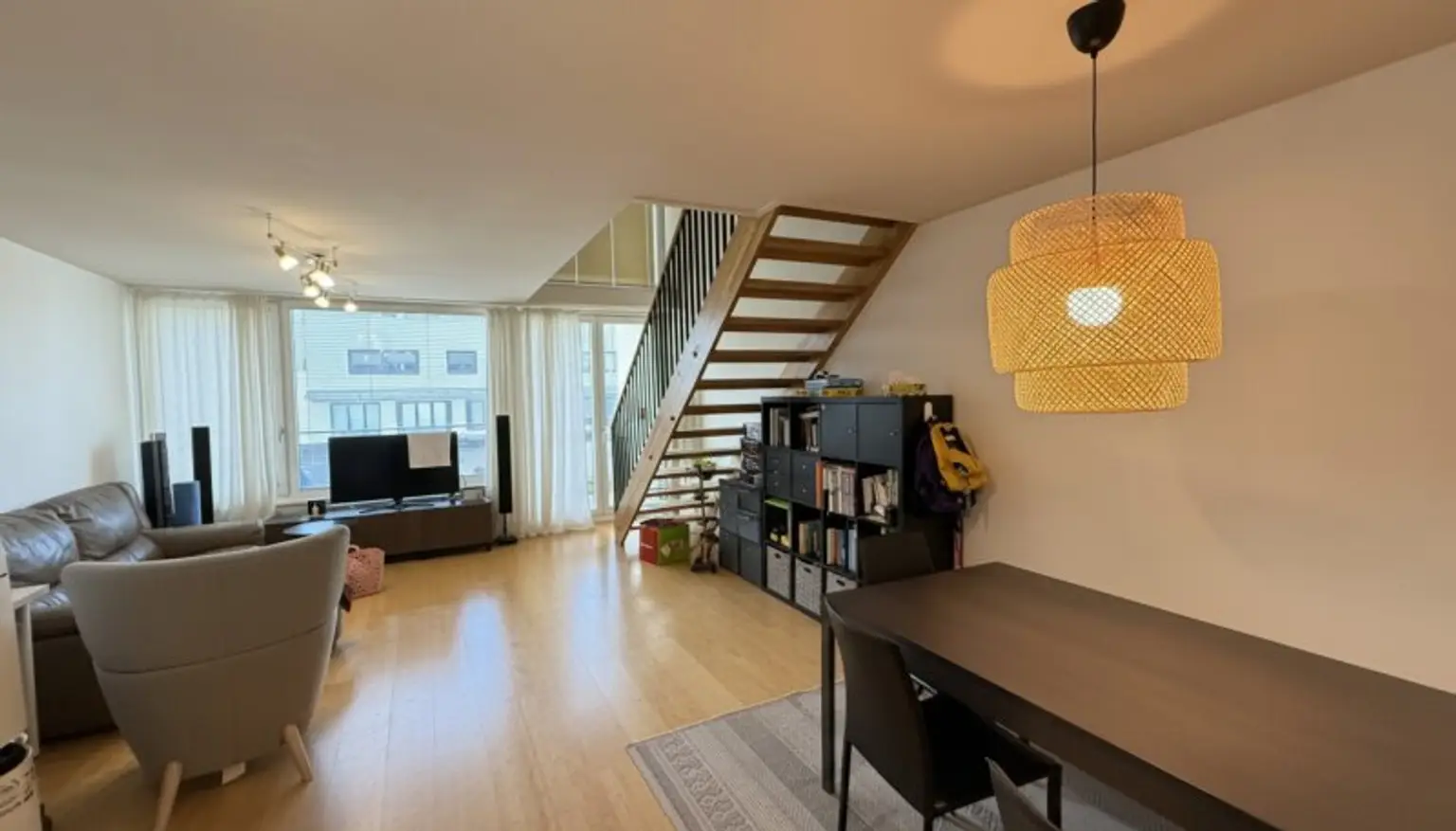 Tokiostraße: 4 Zimmer-Maisonetten-Wohnung mit einer Loggia und Terrasse + optionaler Garagenstellplatz!