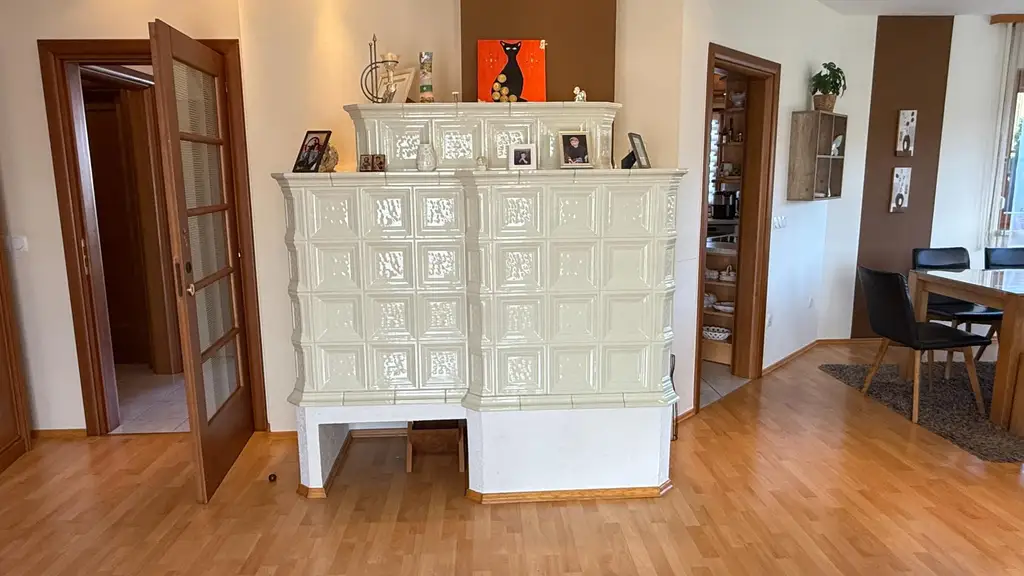 Bezugsfertiges Fertigteilhaus auf einem sonnigen Grundstück