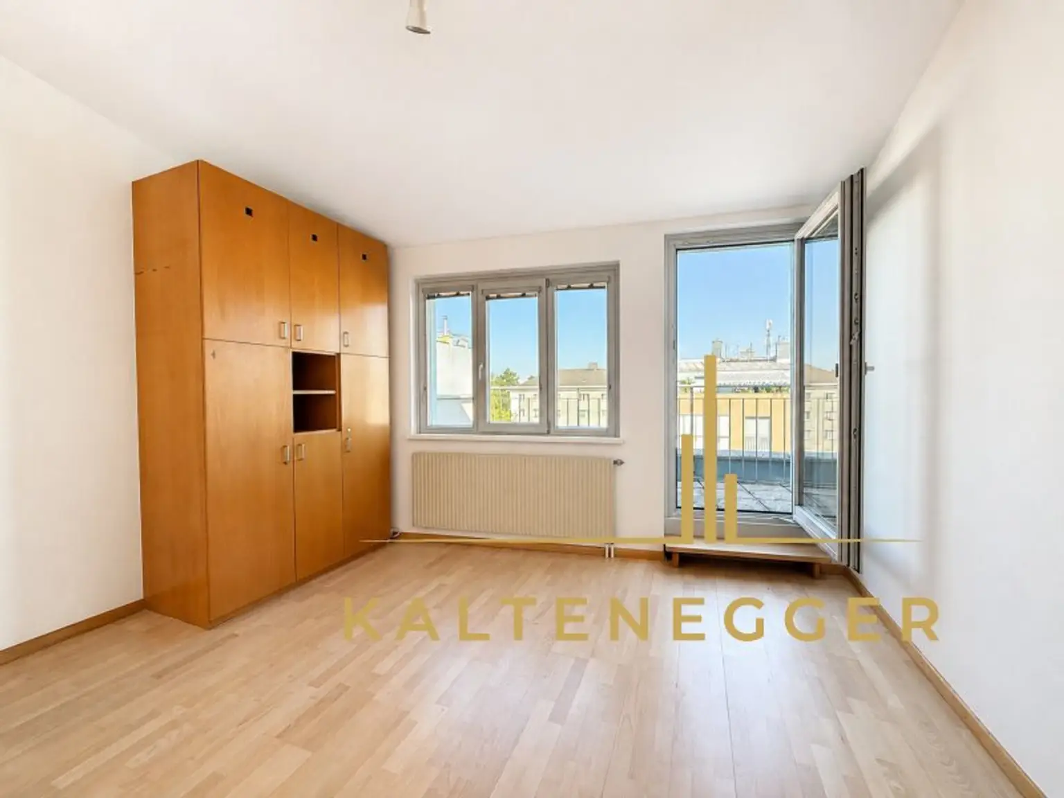 Helles Schlafzimmer mit Einbauschrank und Terrassenzugang