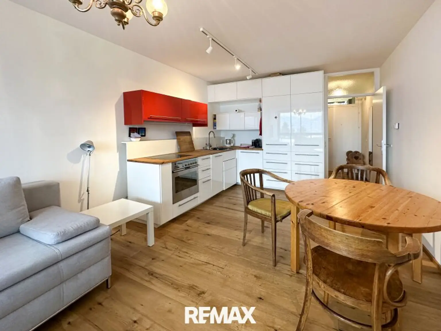 Wohnzimmer mit offener Küche