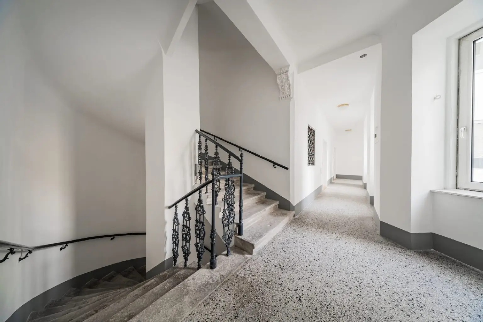 Charmante Altbauwohnung mit zwei Zimmern in sanierungsbedürftigem Zustand-in lebendiger Umgebung