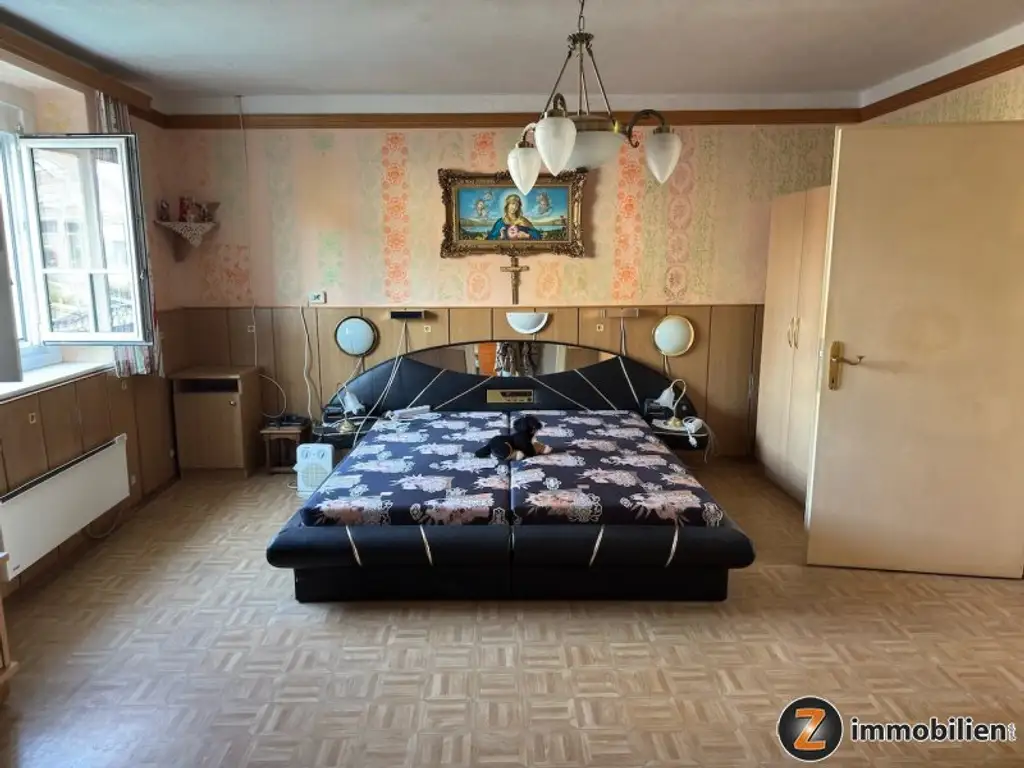 Sanierungsbedürftiges Haus mit Nebengebäuden