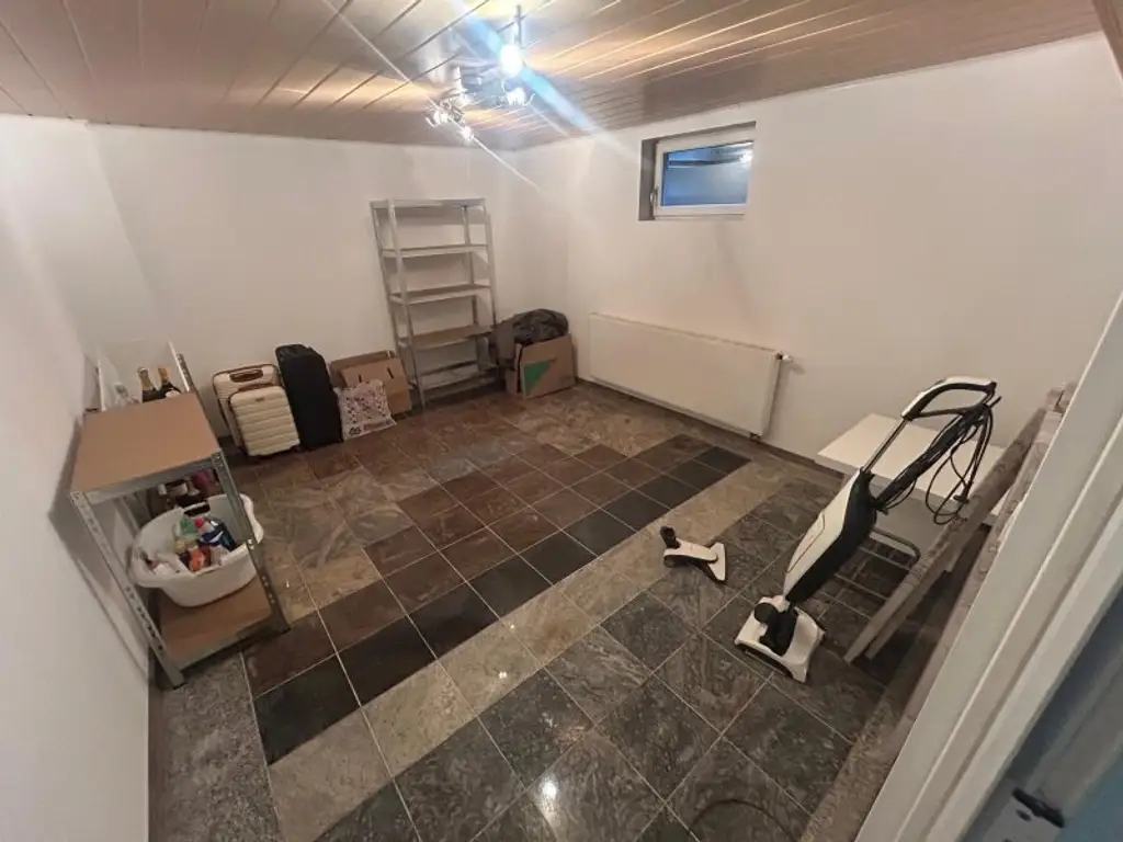 Eigennutzen oder Vermieten: Modernisiertes Zweifamilienhaus 195m² mit 6 Zimmern in verkehrsgünstiger Lage zur St Veiter Strasse , in Kärnten  € 419.000