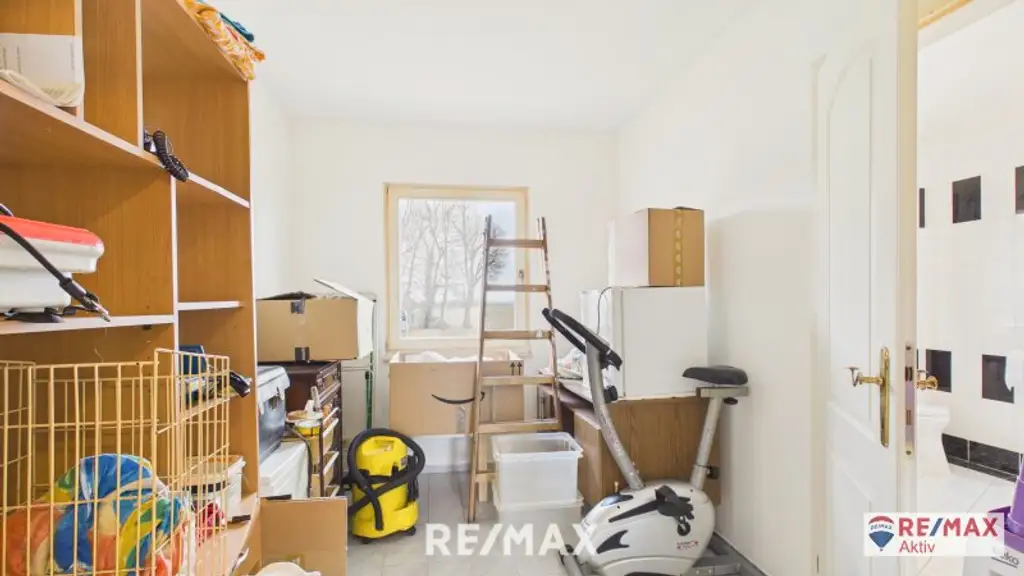 Einzugsbereites Haus mit großer Garage und großem Grundstück