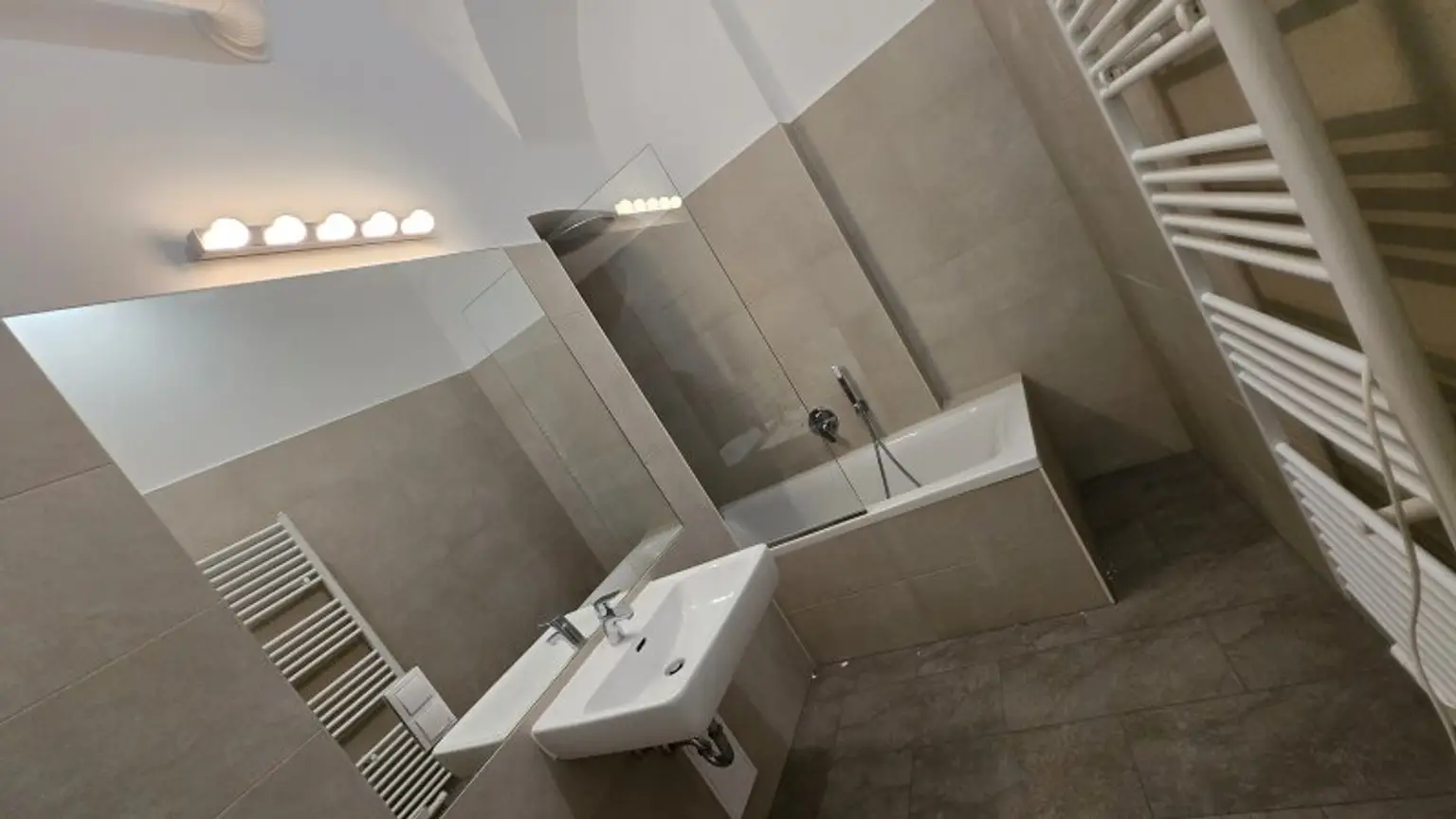 Super zentrale Innenstadtlage - ! ! ! 4.STOCK OHNE LIFT ! ! ! - Top-Zustand und ruhige Innenhofausrichtung