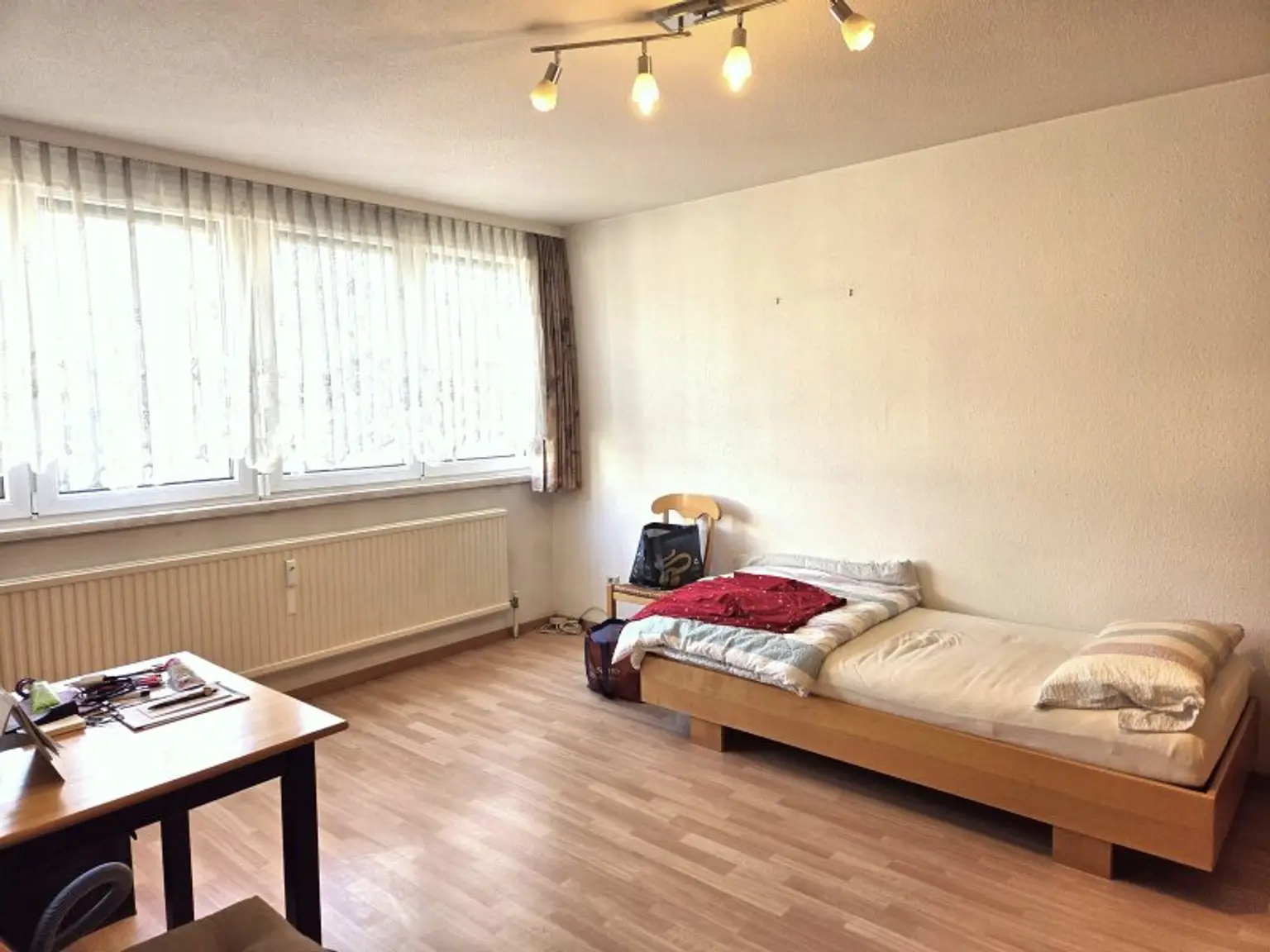 Wohn- Schlafraum mit Fensterfront