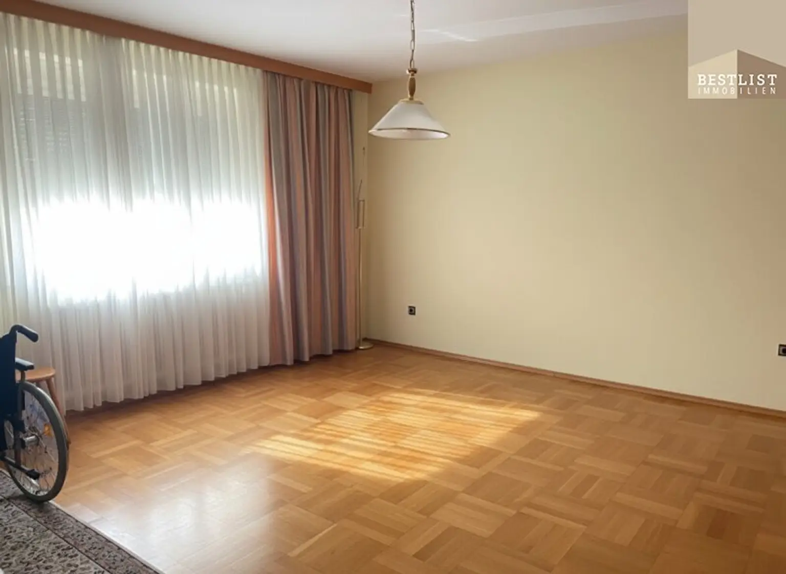 7 Zimmer Haus in Gainfarn - innen mit Renovierungsbedarf