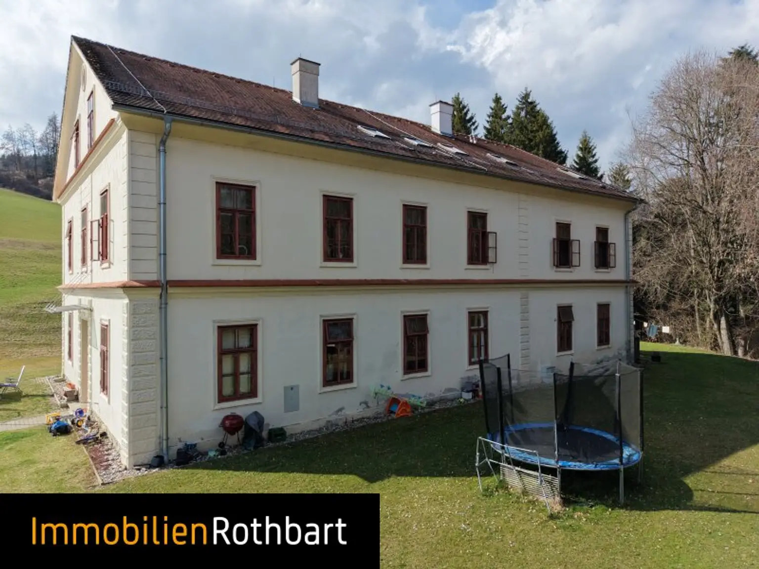 Wald mit Wiese und Zinshaus!