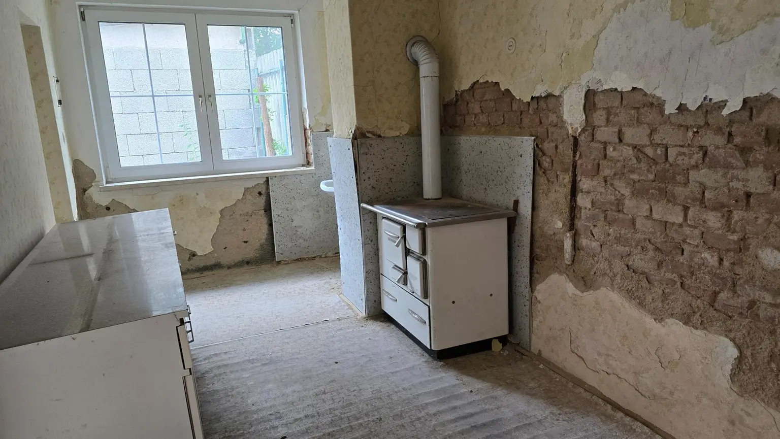 Sanierungsbedürftiges Haus mit riesigem Grundstück und Nebengebäuden