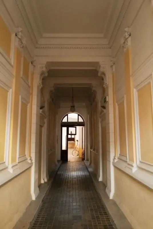 Altbauwohnung mit Innenhof-Balkon - U3 Nähe
