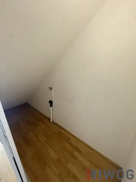**ZENTRALE DACHGESCHOSSWOHNUNG INKL. TERRASSE**INNENHOFLAGE**2 ZIMMER**EINBAUKÜCHE**ecke Naschmarkt