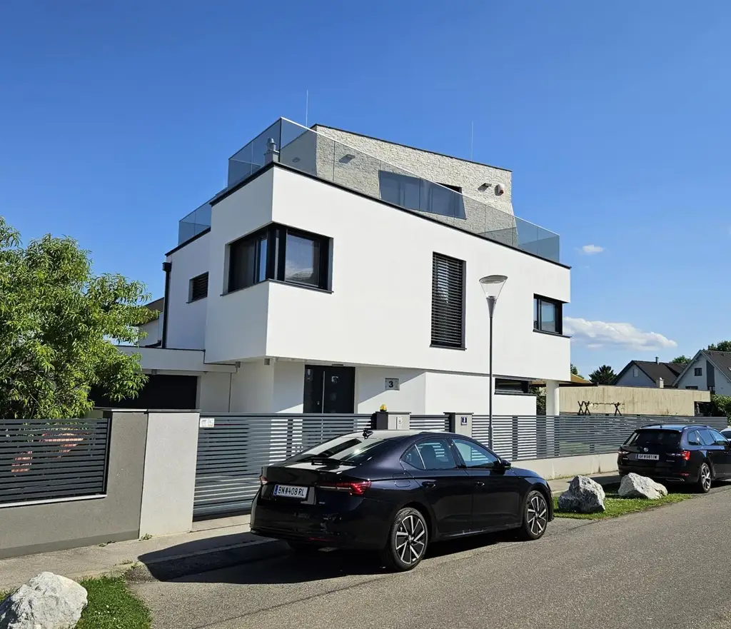 Moderne Arch.-Villa im neuen Villenviertel von Großenzersdorf bei Wien // Modern arch. villa in new villa district of Großenzersdorf near Vienna //
