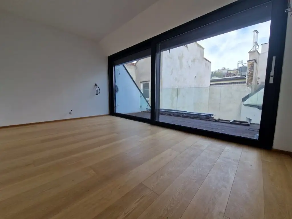 Traumhafte DG-Wohnung in 1020 Wien – modern, vollsaniert mit Terrasse und 5 Zimmern!