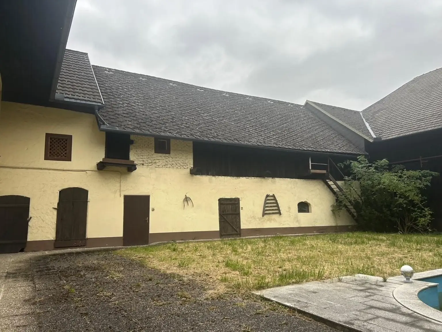 Alter Bauernhof  mit ca. 5000 m2 Dorfgebietswidmung  und   3000 m2 Grünland mit Fantasie