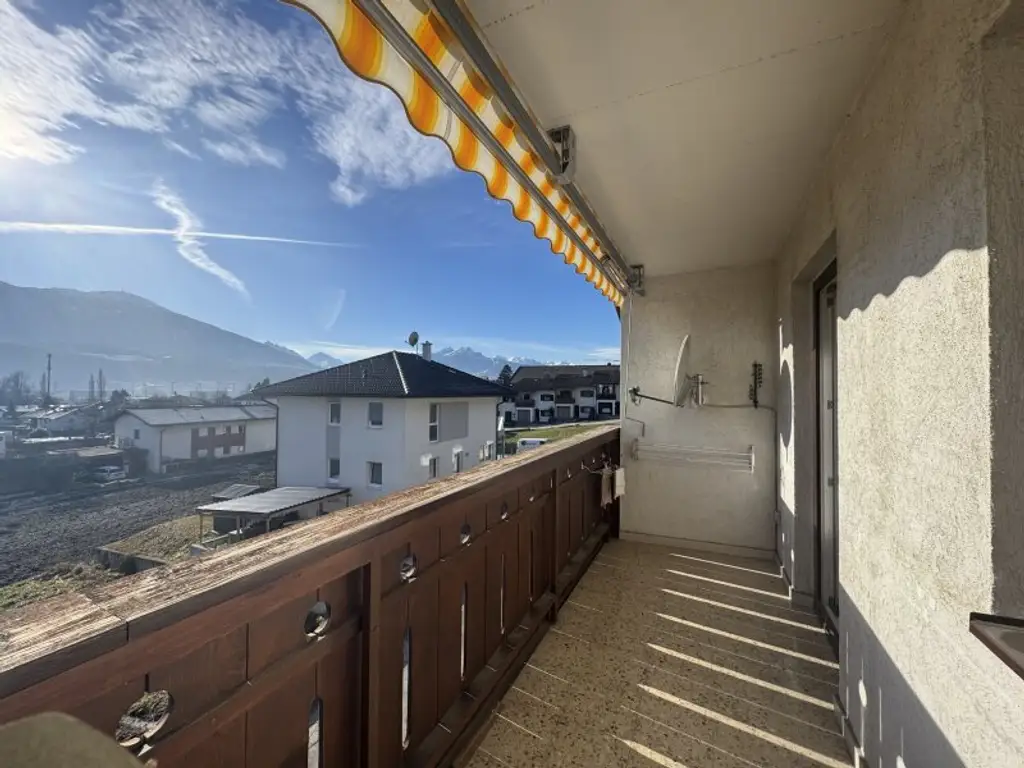 *geräumige 3 Zimmer Wohnung mit extra Küche, Balkon und Garage! Super schöne Aussicht inkludiert!