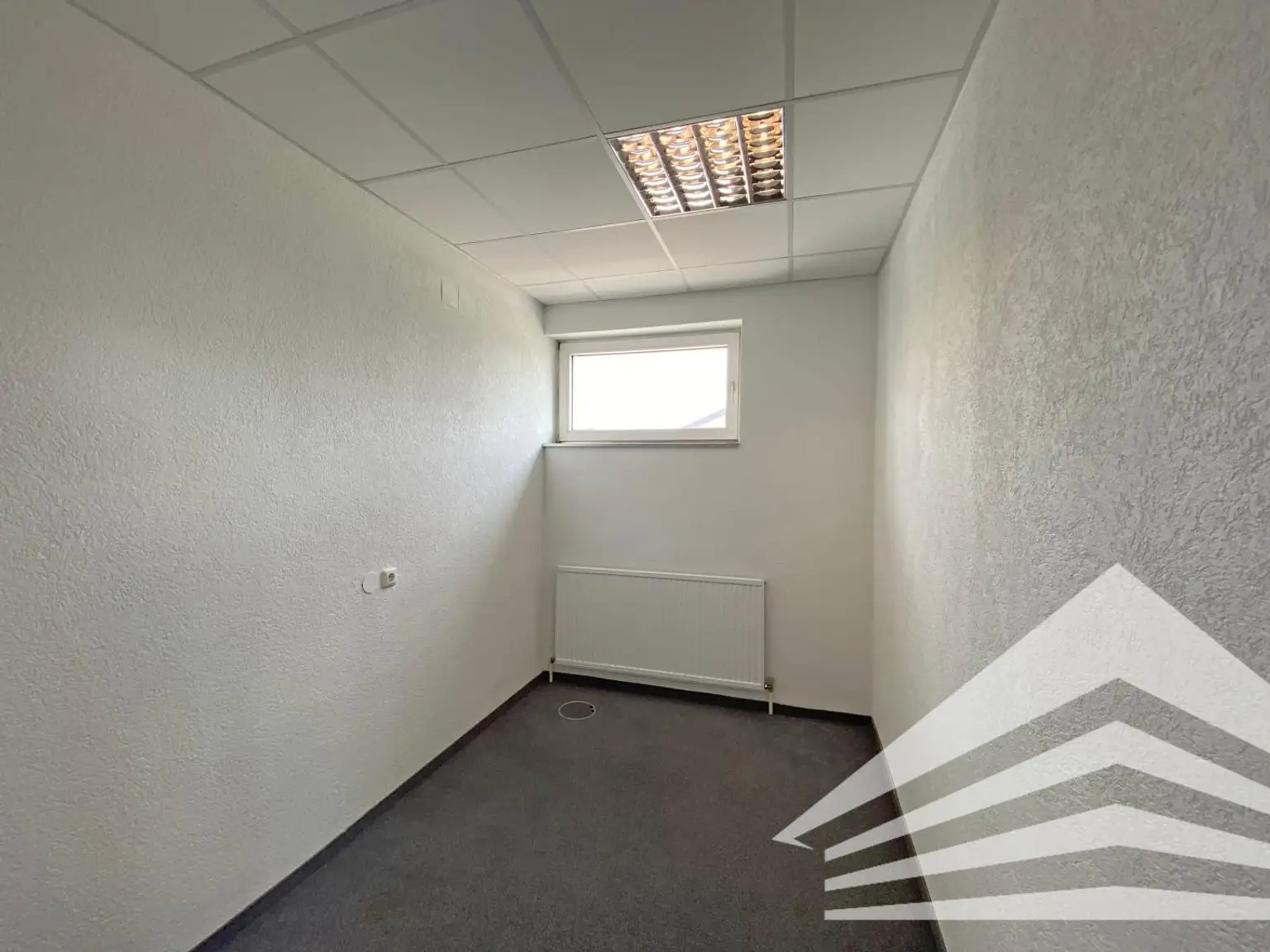 Gut sichtbares Büro mit Werbemöglichkeit in Leonding!