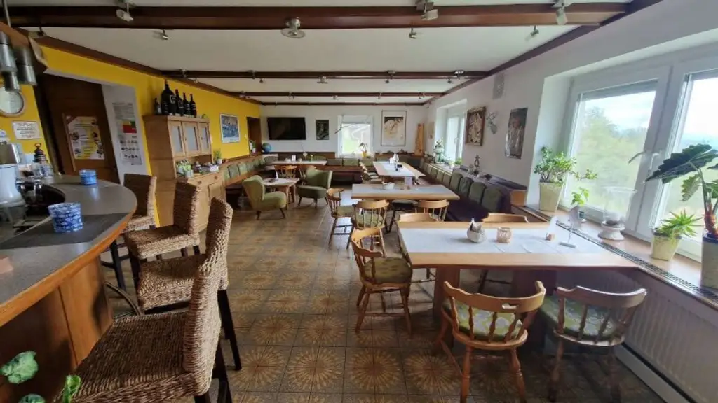 Gästehaus mit 10 Zimmern, privater Wohnung, Restaurant inklusive moderner Gastroküche und Nebengebäude – Ihre perfekte Investitionsmöglichkeit