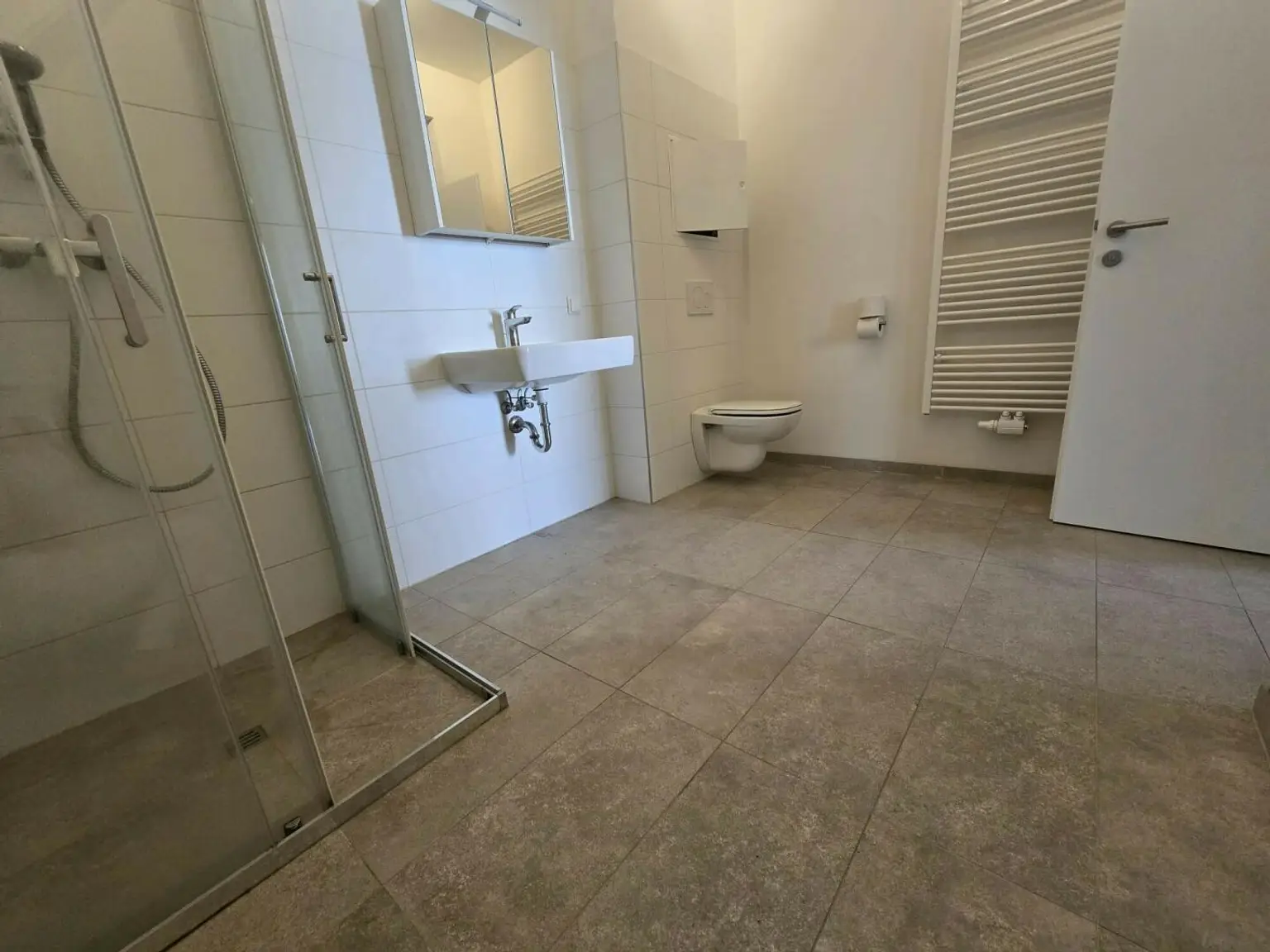 Modern sanierte Altbauwohnung – Innere Stadt!