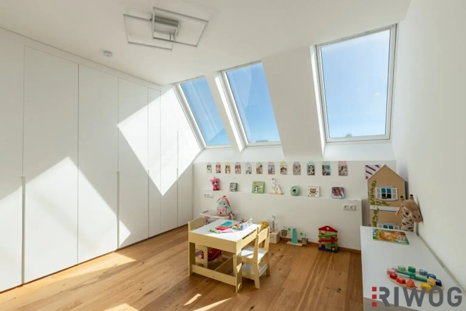 Ein unvergleichbarer Ausblick | 4-Zimmer Dachgeschoßwohnung mit hochwertiger Einbauküche | Parkplatz optional