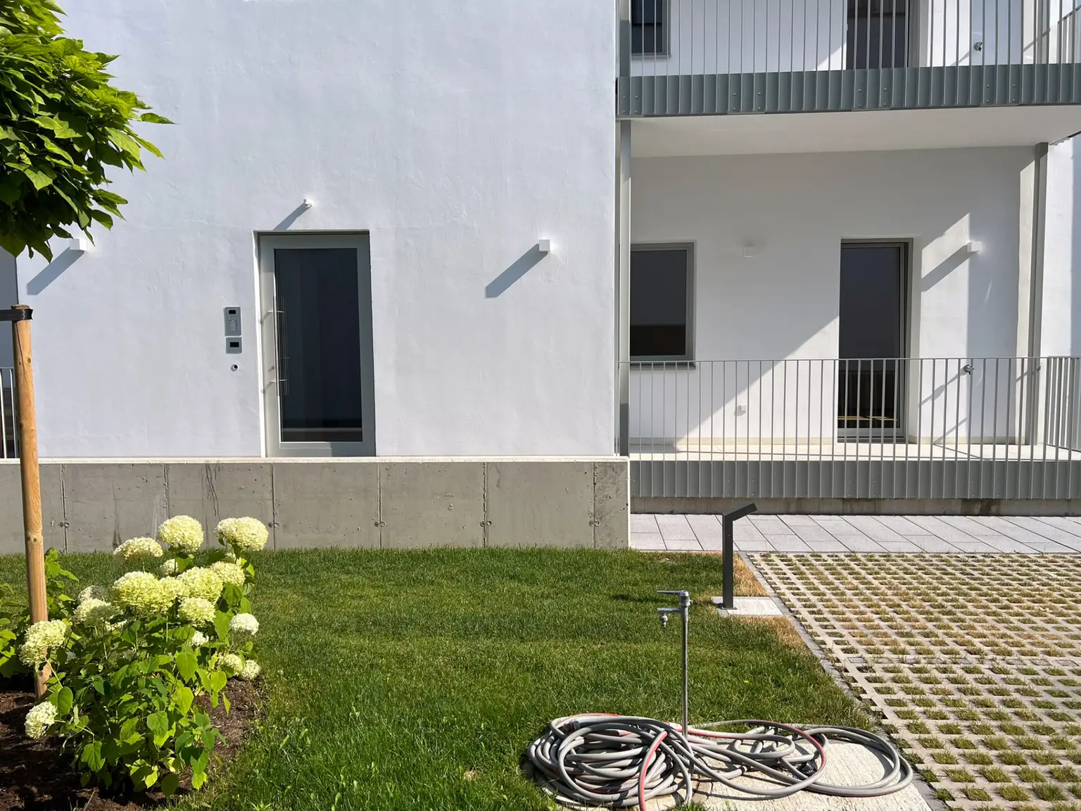Blick auf Wohnung im EG aus Innenhof