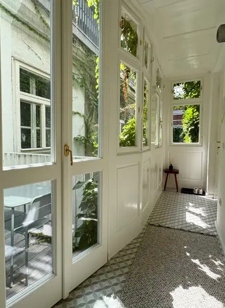 TRAUMHAFTE KLIMATISIERTE ALTBAUWOHNUNG MIT 2 BÄDERN UND BALKON - MÖBEL OPTIONAL