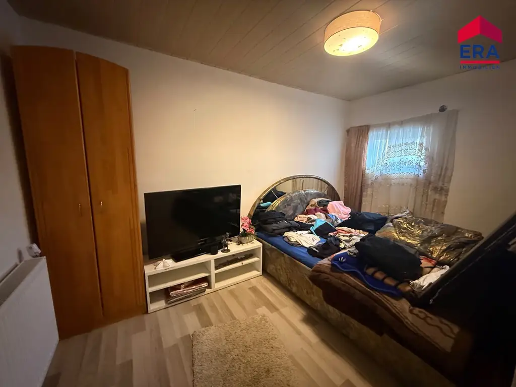 NEU: Viel Platz für Familie, Hobby und Werkstatt – Einfamilienhaus mit 4 Garagen und neuem Dach